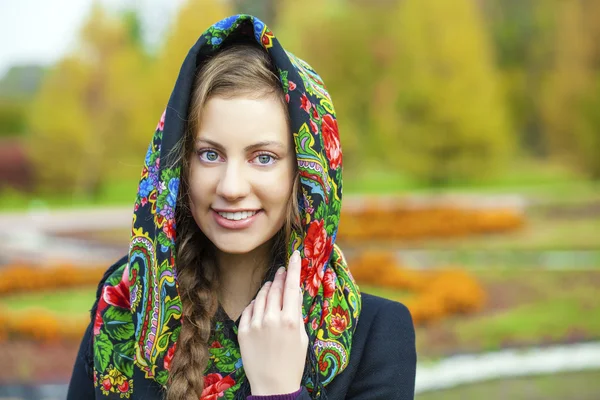 Young Italians in a beige coat and knit a scarf on her head — Stock Photo, Image