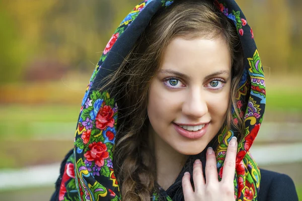 Young Italians in a beige coat and knit a scarf on her head — Stock Photo, Image