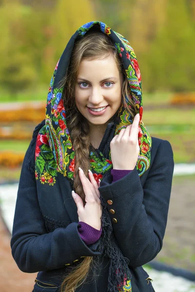 Jonge Italianen in een beige jas en een sjaal op haar hoofd te breien — Stockfoto