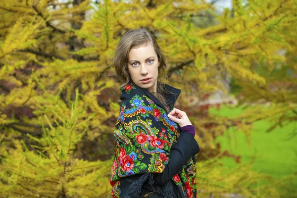 Young Italians in a beige coat and knit a scarf on her head — Stock Photo, Image