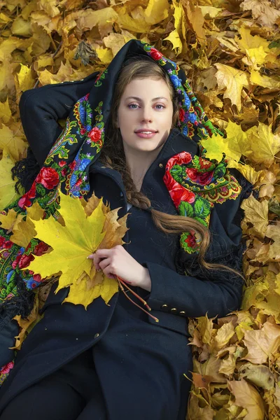 Junge Italienerinnen in einem beigen Mantel und stricken sich einen Schal um den Kopf — Stockfoto