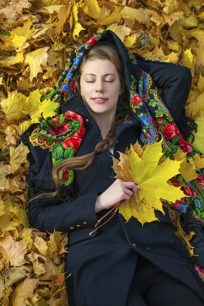 年轻的意大利人在米色大衣和织一条围巾在她头上 — 图库照片