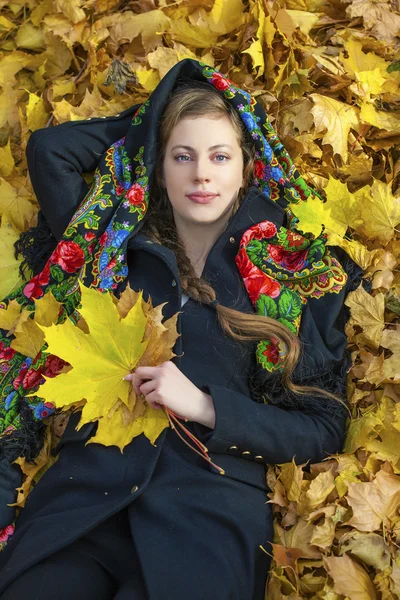 젊은 이탈리아는 베이 지에서 코트와 그녀의 머리에 스카프 니트 — 스톡 사진