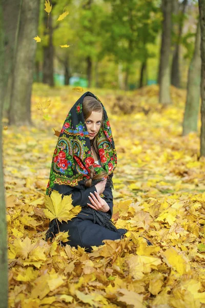 Junge Italienerinnen in einem beigen Mantel und stricken sich einen Schal um den Kopf — Stockfoto