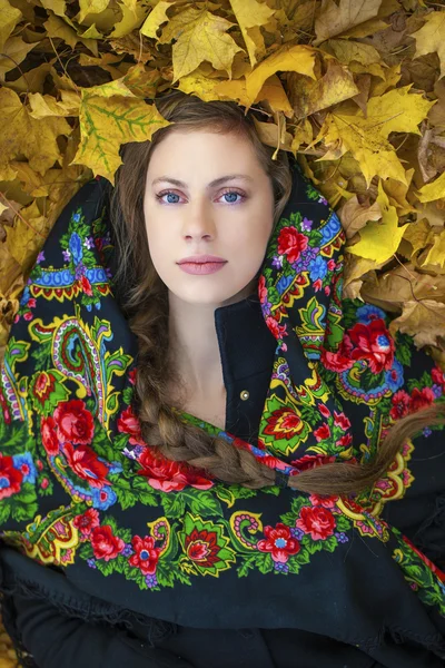 Young Italians in a beige coat and knit a scarf on her head — Stock Photo, Image