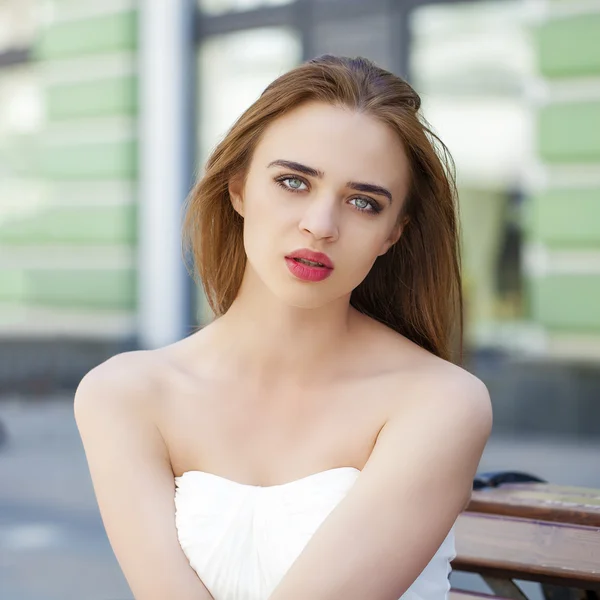 Retrato de jovem mulher na rua de verão — Fotografia de Stock