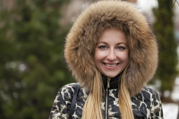 Jeune belle femme blonde à capuche en fourrure — Photo