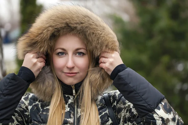 Unga vackra blonda kvinnan i päls huva — Stockfoto