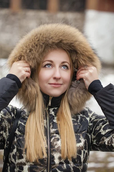 Unga vackra blonda kvinnan i päls huva — Stockfoto
