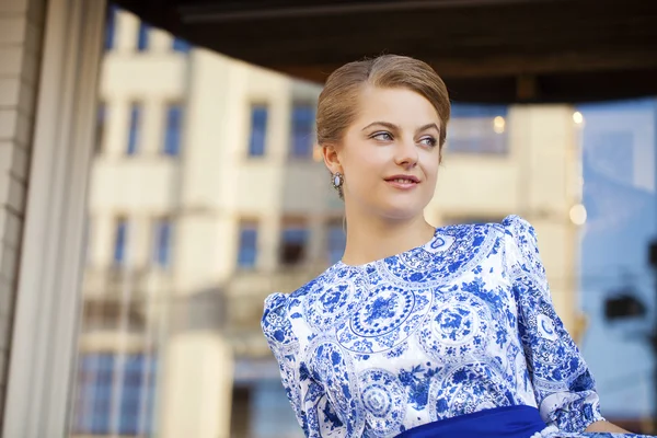 Mooie jonge vrouw — Stockfoto