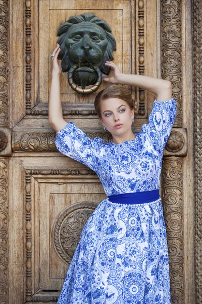 Mulher bonita jovem — Fotografia de Stock