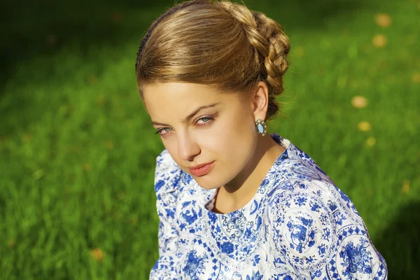 Mooie jonge vrouw — Stockfoto