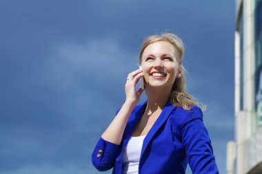 Genç sarışın telefon ederken