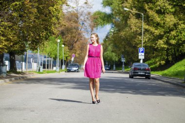 Kırmızı elbiseli güzel sarışın kadın.