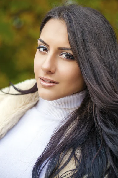 Estilo oriental. Sensual mujer árabe modelo — Foto de Stock