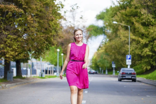 Jong mooi blond vrouw — Stockfoto