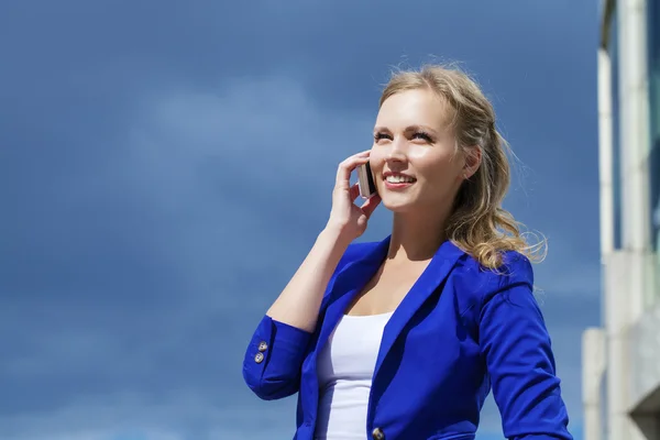 Gyönyörű, fiatal szőke hívása telefonon — Stock Fotó