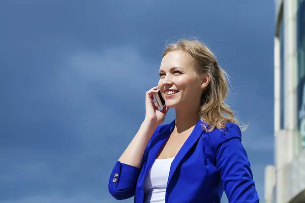 Schöne junge Blondine telefoniert — Stockfoto