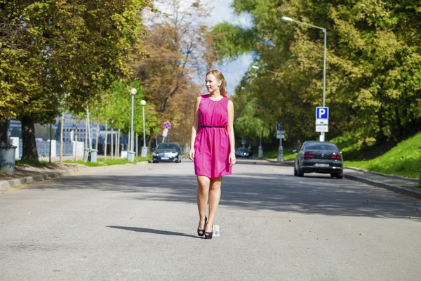 Mooie jonge blonde vrouw in rode jurk — Stockfoto