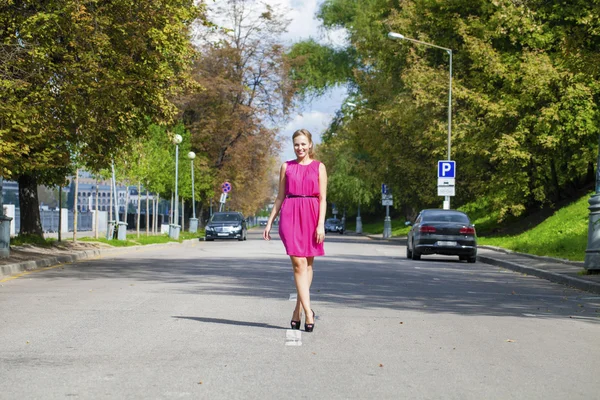 Bella giovane donna bionda in abito rosso — Foto Stock