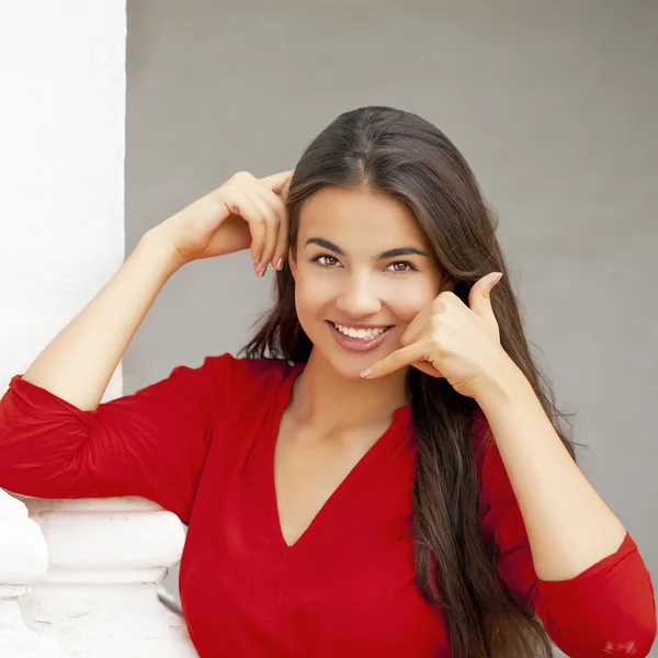 Mooie vrouw bellen me gebaar — Stockfoto