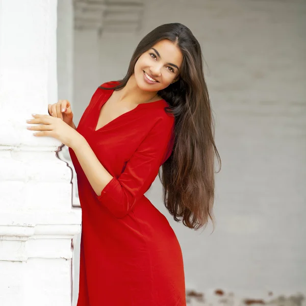 Joven hermosa mujer feliz —  Fotos de Stock