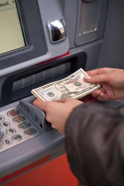 Kadın el Doları banknot atm önünde gösterilen