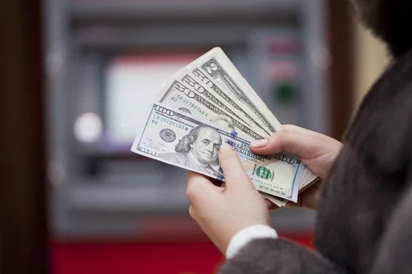 Dinheiro americano na mão feminina — Fotografia de Stock