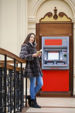 Kadın el Doları banknot atm önünde gösterilen