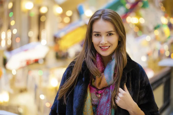 Jonge mooie vrouw in een zwarte nerts jas — Stockfoto