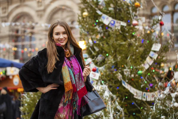 Giovane bella donna in elegante cappotto di visone — Foto Stock