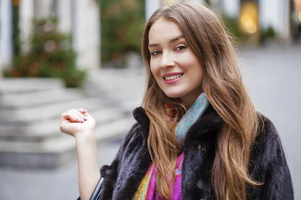 Mujer hermosa joven en abrigo de visón con estilo —  Fotos de Stock