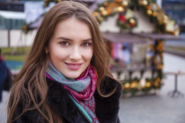 Giovane bella donna in elegante cappotto di visone — Foto Stock