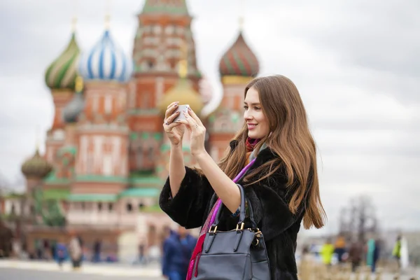 Unga vackra kvinnan turist ta bilder på mobiltelefon — Stockfoto