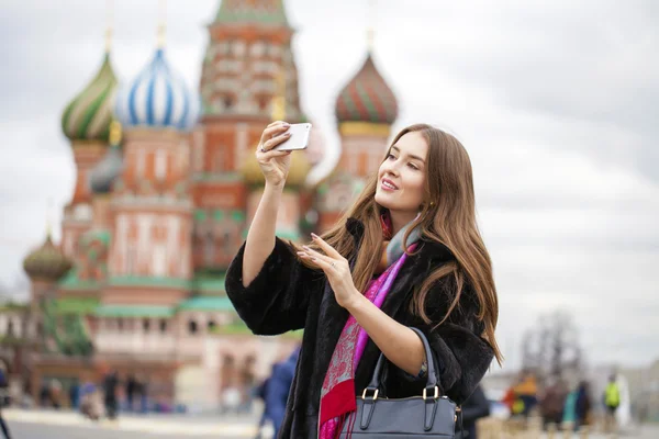 Молодая красивая женщина туристка фотографирует на мобильный телефон — стоковое фото