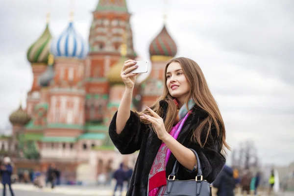 年轻漂亮的女人旅游拍照手机 — 图库照片