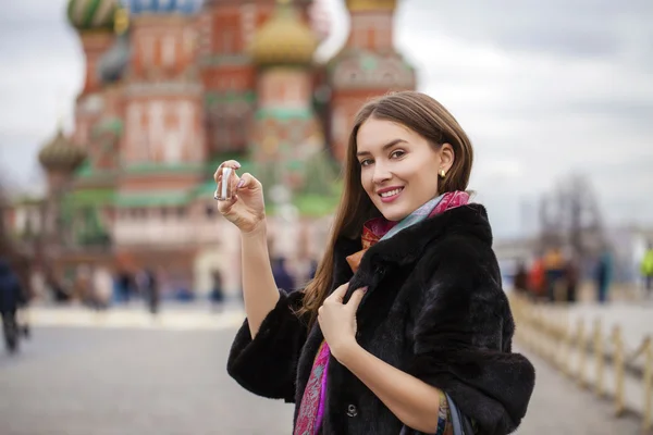 Unga vackra kvinnan turist ta bilder på mobiltelefon — Stockfoto