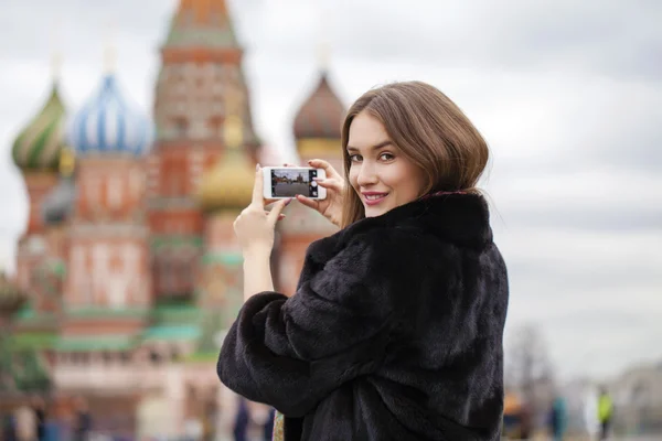 Unga vackra kvinnan turist ta bilder på mobiltelefon — Stockfoto