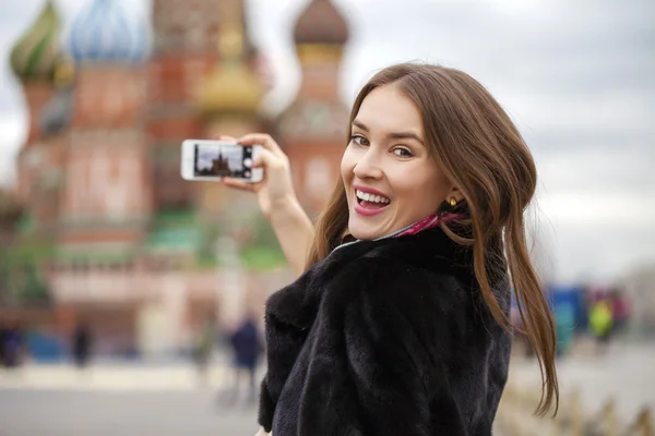 Joven mujer hermosa turista tomando fotos en el teléfono móvil — Foto de Stock
