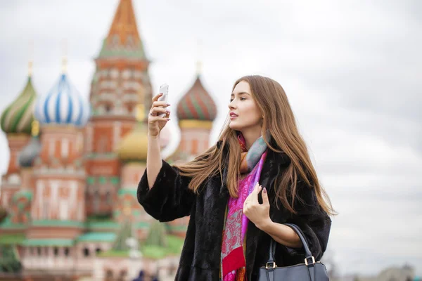 Молода красива жінка турист фотографує на мобільному телефоні — стокове фото