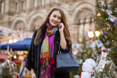 telefon ederken mutlu güzel kız 