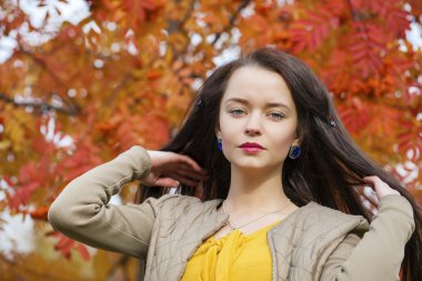 Genç güzel esmer kadın sonbahar park açık havada poz