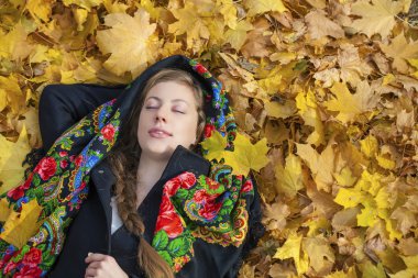 Genç güzel esmer kadın sonbahar park açık havada poz