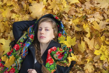 Genç güzel esmer kadın sonbahar park açık havada poz