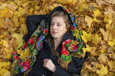 Genç güzel esmer kadın sonbahar park açık havada poz