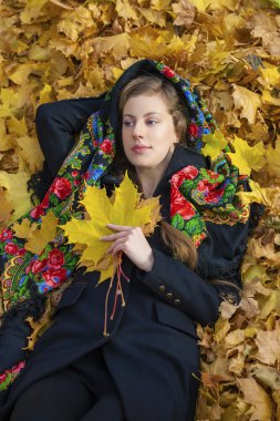 Genç güzel esmer kadın sonbahar park açık havada poz