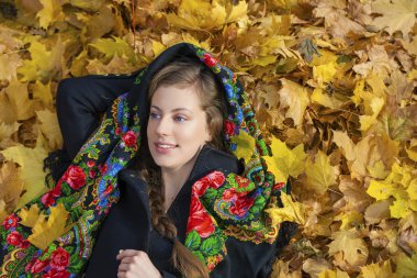 Genç güzel esmer kadın sonbahar park açık havada poz