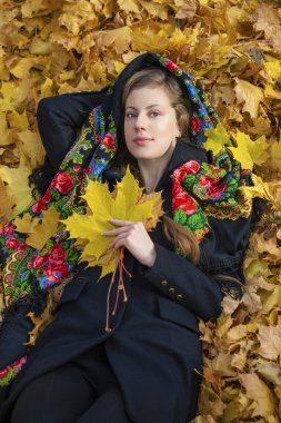 Genç güzel esmer kadın sonbahar park açık havada poz