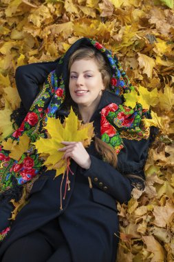 Genç güzel esmer kadın sonbahar park açık havada poz