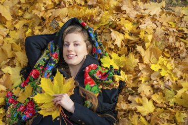 Genç güzel esmer kadın sonbahar park açık havada poz